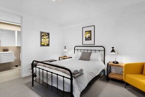 Iron/ironing board, Internet, bed sheets - Modern Comfort in Heart of St Kilda (St Kilda)
