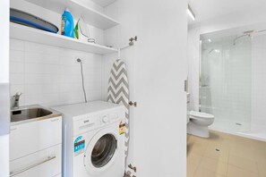 Shower, hair dryer, towels, soap - Modern Comfort in Heart of St Kilda (St Kilda)