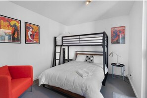 Iron/ironing board, Internet, bed sheets - Modern Comfort in Heart of St Kilda (St Kilda)