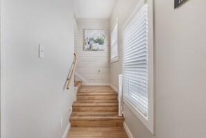 Interior - Luxury Family Friendly Home 6 Queen Beds (Fort Worth)