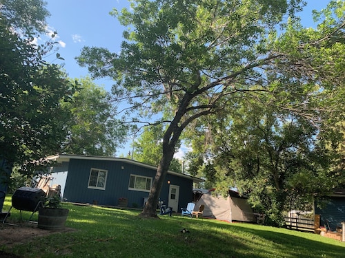 Cozy cottage in Three Hills, Alberta. Pet Friendly!