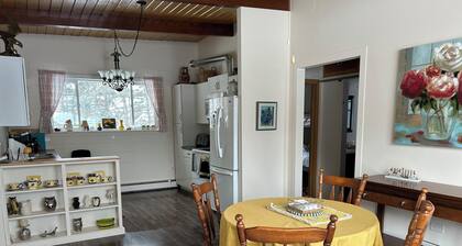 Cozy cottage in Three Hills, Alberta. Pet Friendly!