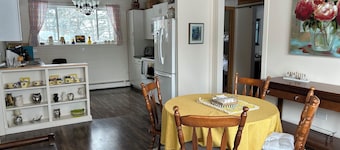 Cozy cottage in Three Hills, Alberta. Pet Friendly!