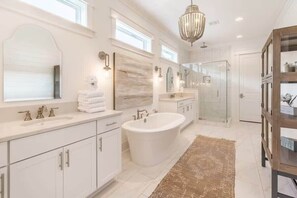 Shower, hair dryer, shampoo - Castaway at Seagrove – Luxury NatureWalk Retreat (Santa Rosa Beach)