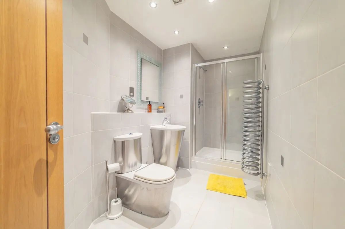 Dusj, håndklær, såpe og toalettpapir