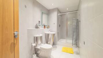 Dusj, håndklær, såpe og toalettpapir