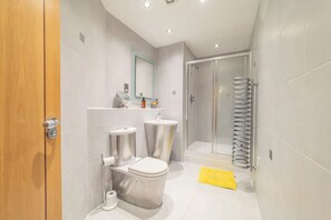 Dusj, håndklær, såpe og toalettpapir