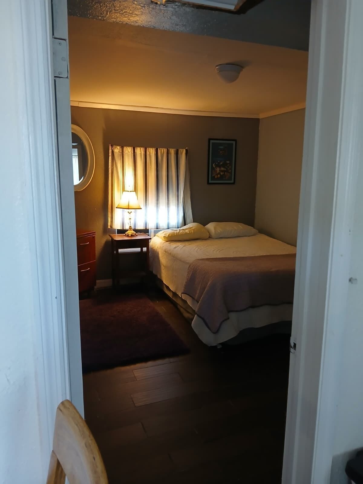 Een strijkplank/strijkijzer, internet, beddengoed