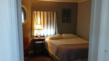 Een strijkplank/strijkijzer, internet, beddengoed