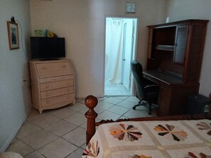 3 slaapkamers, een strijkplank/strijkijzer, internet, beddengoed