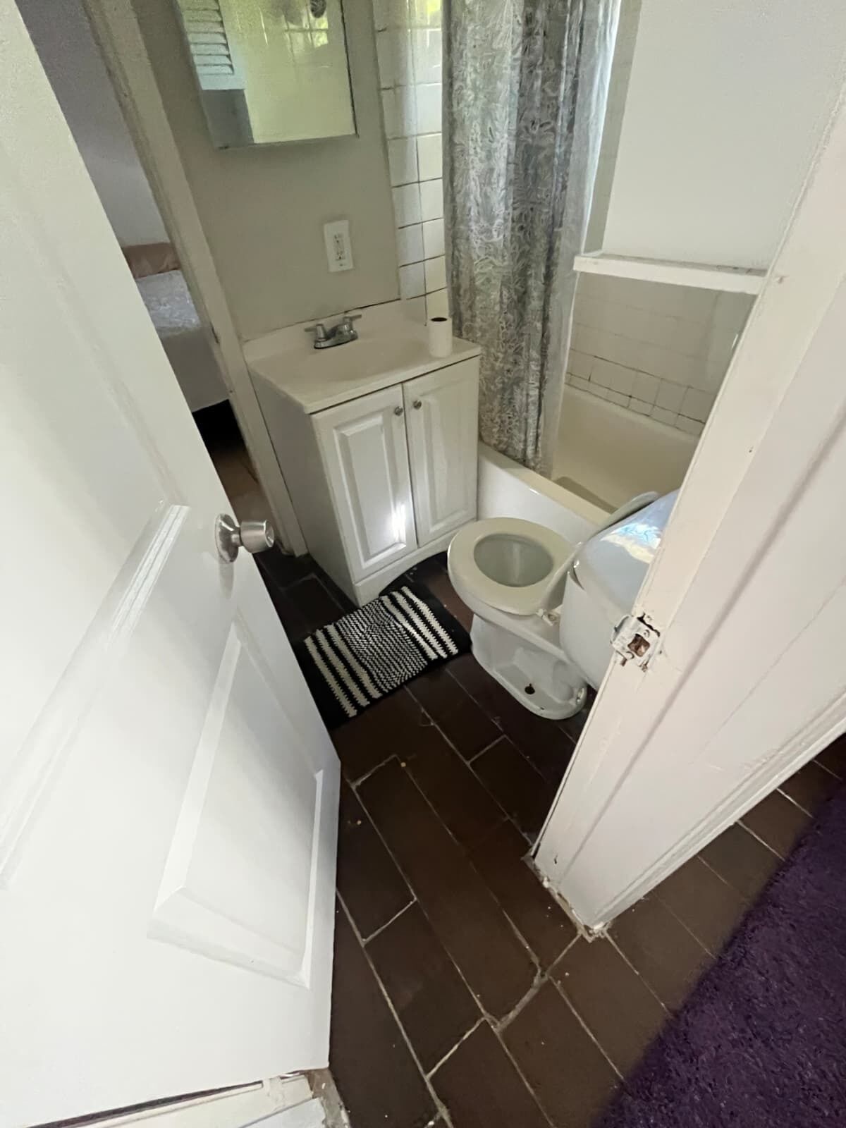 Een haardroger, handdoeken, zeep, toiletpapier