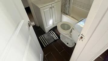 Een haardroger, handdoeken, zeep, toiletpapier