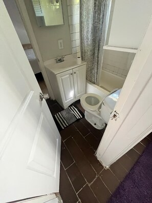 Sèche-cheveux, serviettes fournies, savon, papier toilette