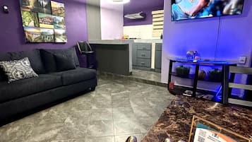 Leilighet – deluxe, balkong, byutsikt | Oppholdsområde | Flatskjerm-TV