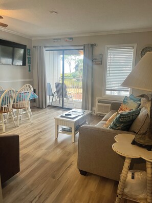 TV - Oceanfront Villa-Beachfront Heated Pool-Walk to Coligny Plaza-South Forest Beach (Hilton Head Island)