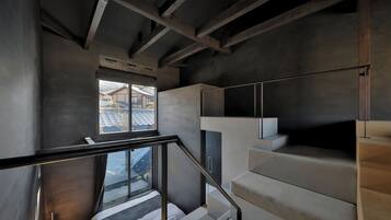 Een kluis op de kamer, een strijkplank/strijkijzer, gratis wifi