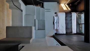 Een kluis op de kamer, een strijkplank/strijkijzer, gratis wifi