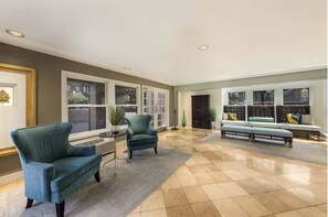 Interior - Sure Stay Plus Hotel, Mountain View,  a short 15 minute drive to the Big Game (Mountain View)