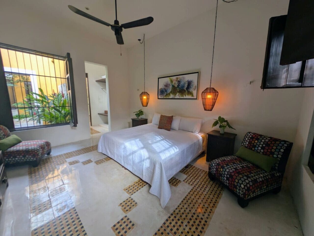 Escritorio, tabla de planchar con plancha, wifi y ropa de cama