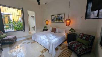 Escritorio, tabla de planchar con plancha, wifi y ropa de cama