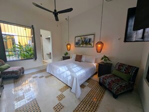 Escritorio, tabla de planchar con plancha, wifi y ropa de cama