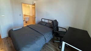 A compact bedroom with a single bed, a desk, and a chair. - 4 Bed 2 Bath Balcony Retreat - 15min-O2 Arena! (London)