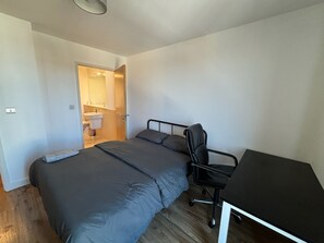 2 bedrooms, iron/ironing board, WiFi, bed sheets - 4 Bed 2 Bath Balcony Retreat - 15min-O2 Arena! (London)