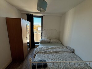 2 bedrooms, iron/ironing board, WiFi, bed sheets - 4 Bed 2 Bath Balcony Retreat - 15min-O2 Arena! (London)