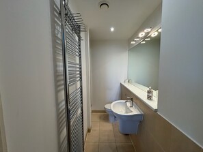 Shower, hair dryer, towels, soap - 4 Bed 2 Bath Balcony Retreat - 15min-O2 Arena! (London)