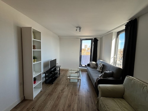4 Bed 2 Bath Balcony Retreat - 15min-O2 Arena!