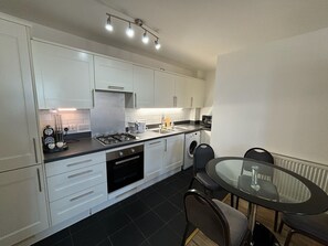 Private kitchen - 4 Bed 2 Bath Balcony Retreat - 15min-O2 Arena! (London)