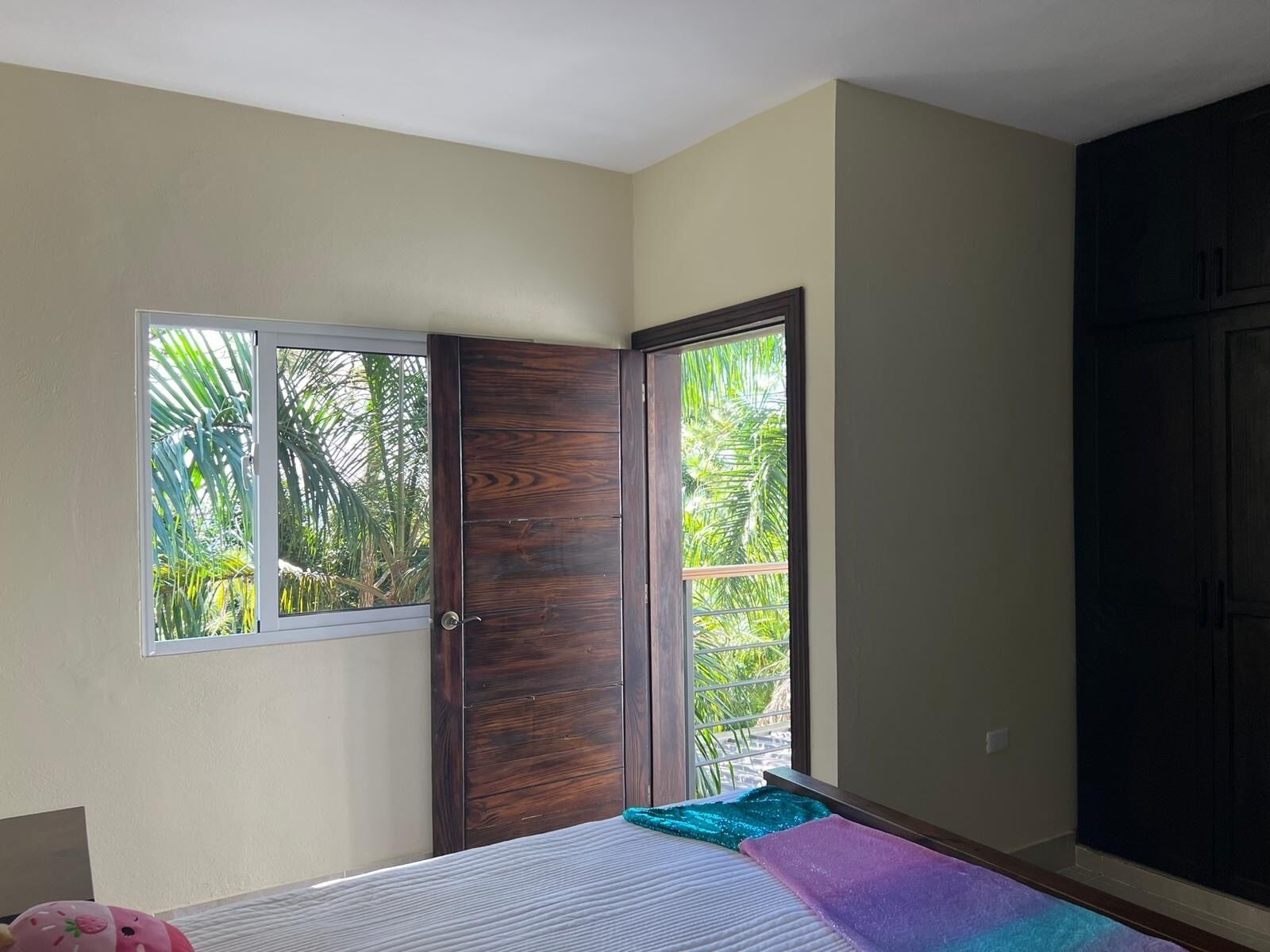 5 bedrooms, iron/ironing board, WiFi, bed sheets