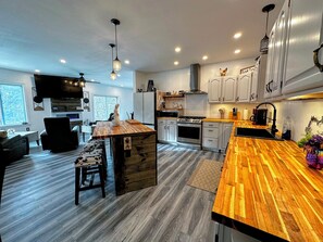 Interior - 37pa Superbly Appointed Riverfront Home in Littleton! Skiing, Hiking, Firepit, wif (Littleton)