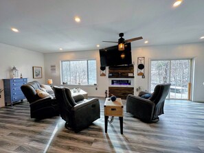 Interior - 37pa Superbly Appointed Riverfront Home in Littleton! Skiing, Hiking, Firepit, wif (Littleton)