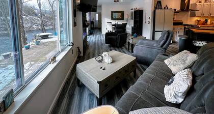 37pa Superbly Appointed Riverfront Home in Littleton! Skiing, Hiking, Firepit, wif