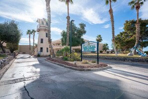 Property grounds - Sweet Town Home on the Island (Lake Havasu City)
