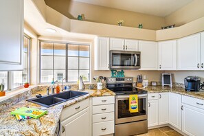 Interior - Tropic Paradise 3 bed + 3 Bath Pool Home (Lake Havasu City)