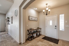 Interior - Tropic Paradise 3 bed + 3 Bath Pool Home (Lake Havasu City)