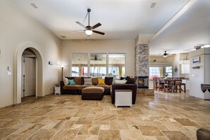 Interior - Tropic Paradise 3 bed + 3 Bath Pool Home (Lake Havasu City)