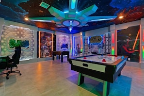 A room with a pool table, Star Wars decorations, and a futuristic design. - Top Luxury Villa Storey Lake Mins to Disney (Kissimmee)