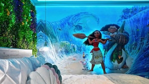 A room with a bed, a wall mural, and a small window. - Top Luxury Villa Storey Lake Mins to Disney (Kissimmee)