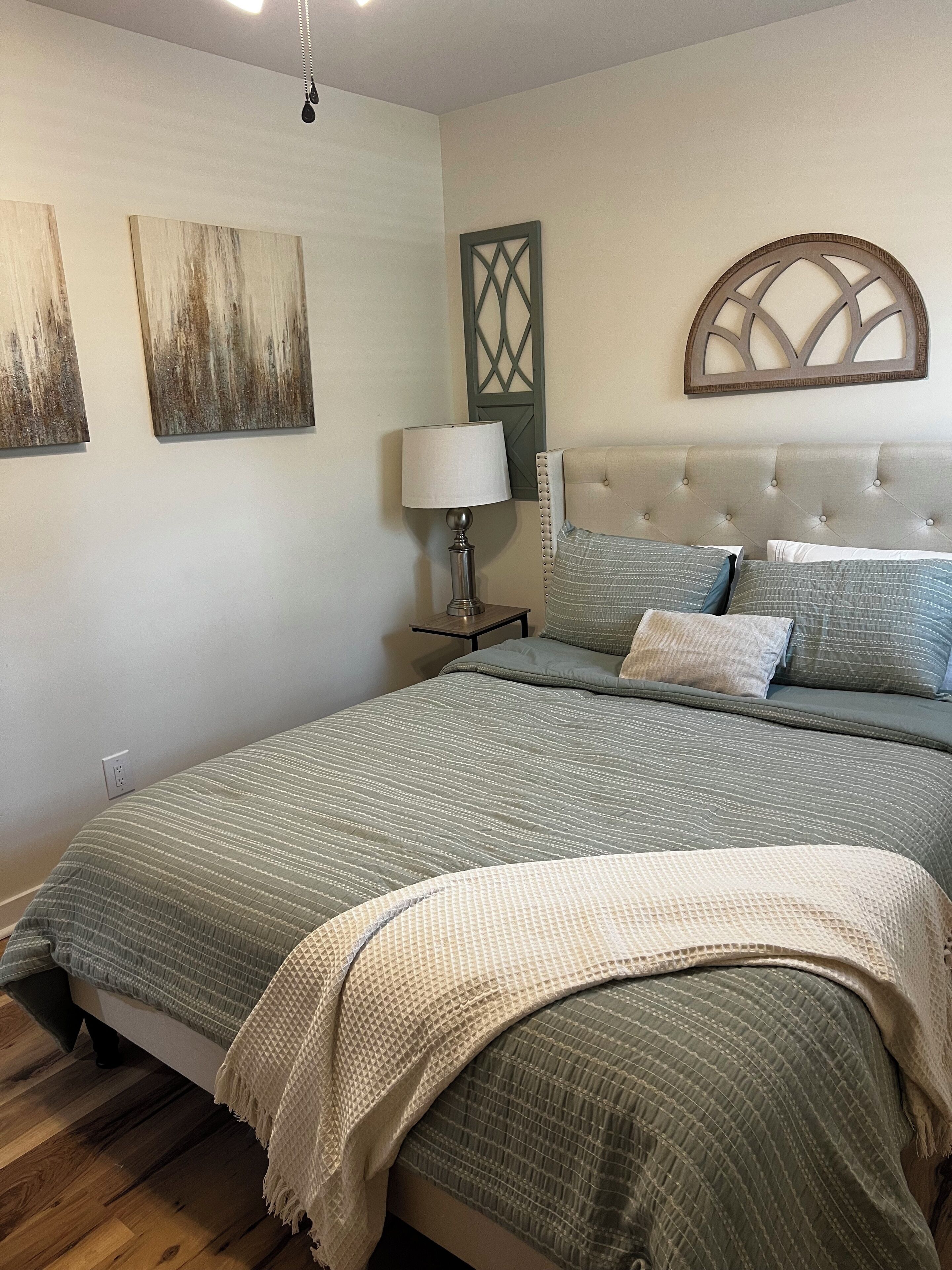 Iron/ironing board, WiFi, bed sheets