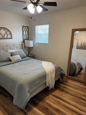 Tabla de planchar con plancha, wifi, ropa de cama