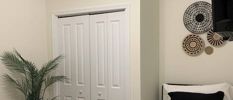 2 habitaciones, tabla de planchar con plancha, wifi y ropa de cama