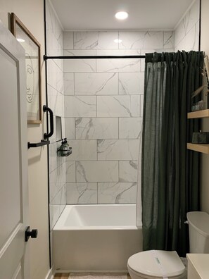 Haartrockner, Handtücher, Seife, Toilettenpapier