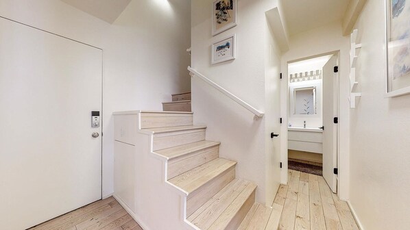 Interior - Walk to Canyon Lodge! Ski Back! Modern Space (Mammoth Lakes)