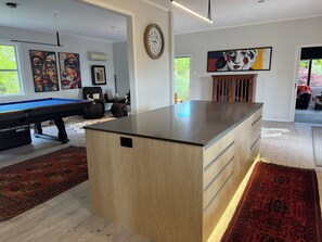 Games room - Taratara Retreat: Soak in the Spa & Play Pool Table Amid Majestic Mountain Views (Kaeo)