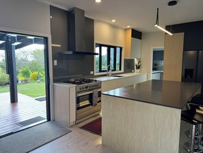 Microwave, oven, stovetop, dishwasher - Taratara Retreat: Soak in the Spa & Play Pool Table Amid Majestic Mountain Views (Kaeo)