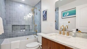 Douche, séchoir à cheveux, serviettes fournies