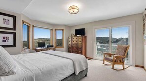 4 bedrooms, desk, iron/ironing board, travel cot - Old Town Luxury: Ski-In, Private Hot Tub, Sleeps 9 (Park City)